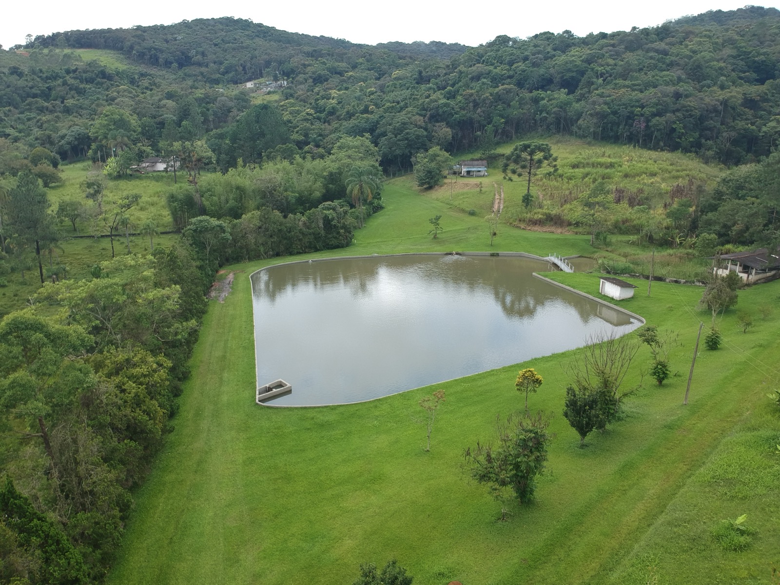 Lago em ampla área verde gramada do sítio
