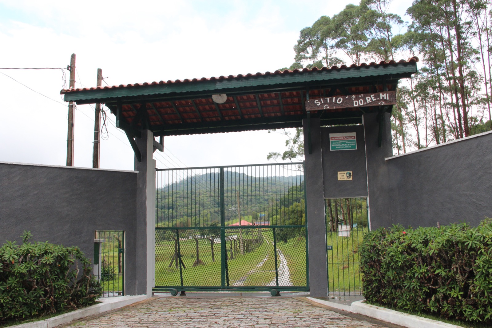 Portão de entrada do Sítio Do-Re-Mi