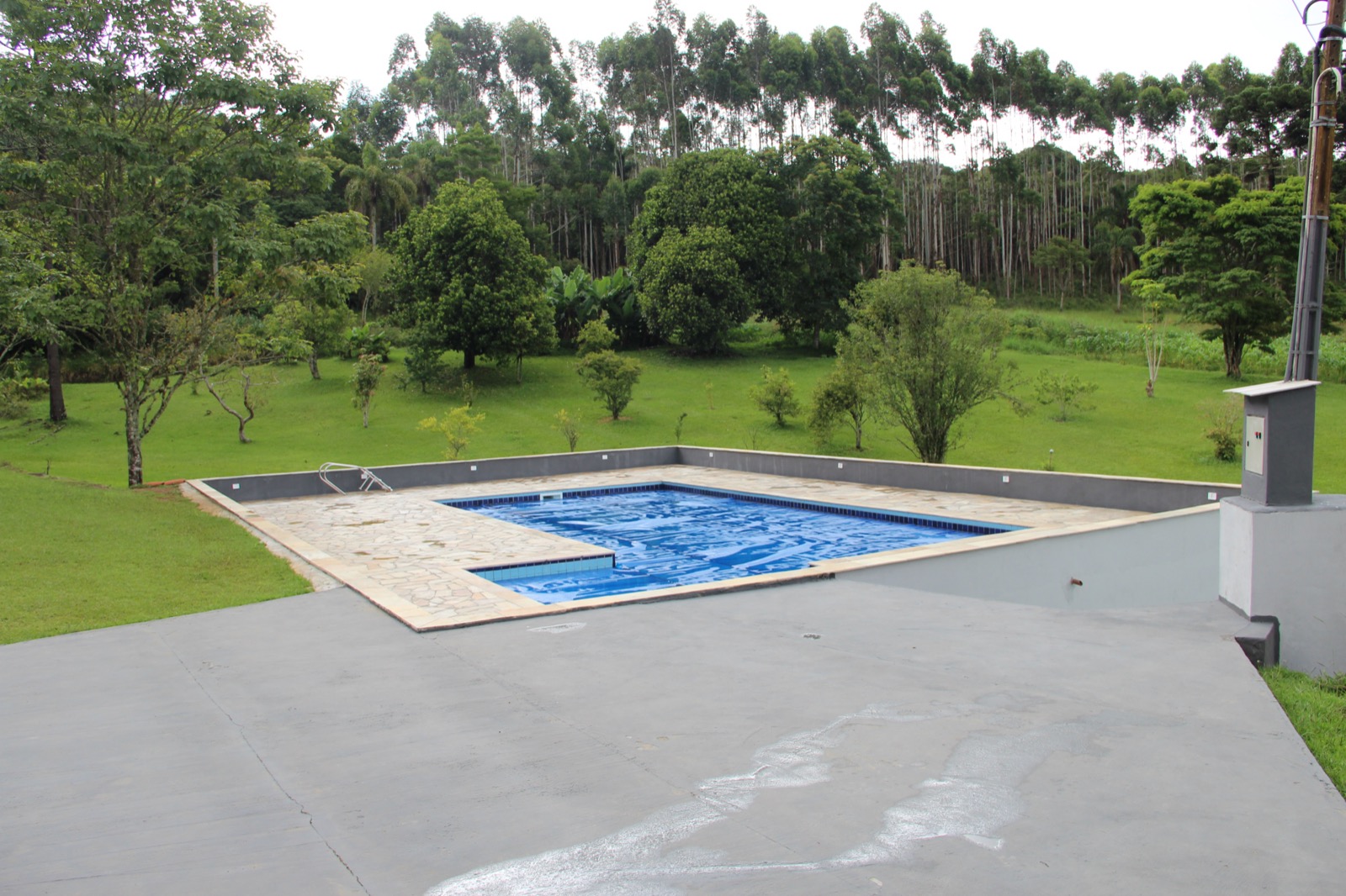 Vista lateral da piscina