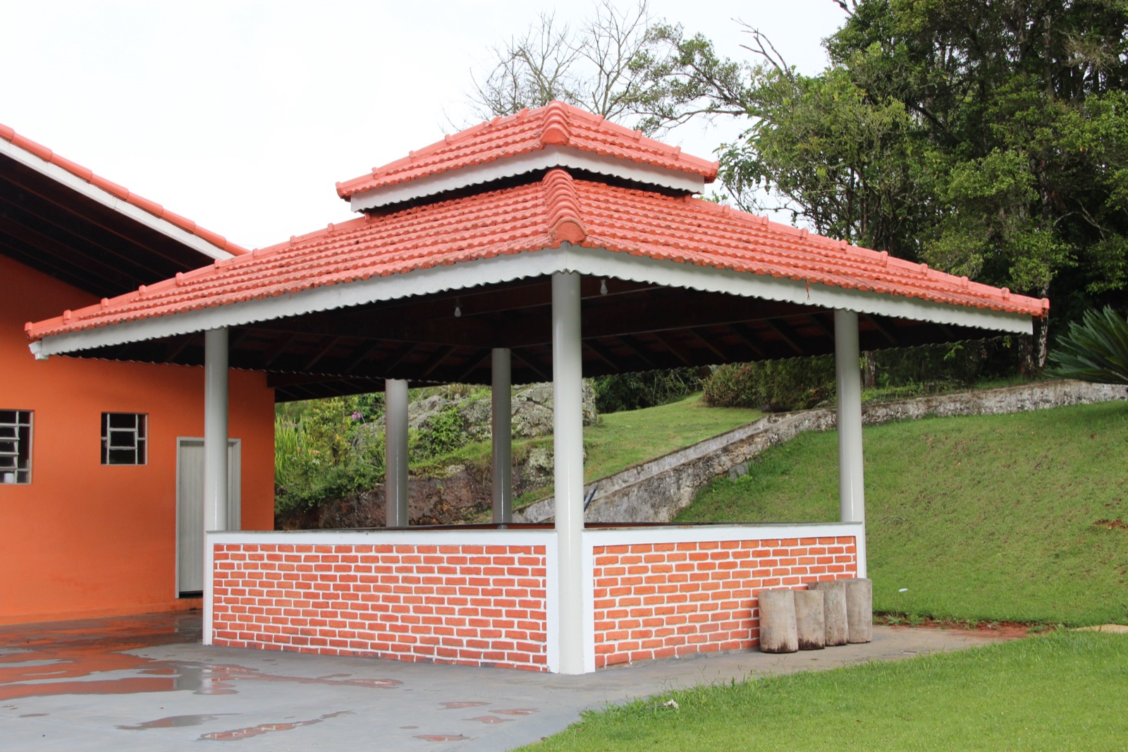 Churrasqueira externa com acesso ao vestiário