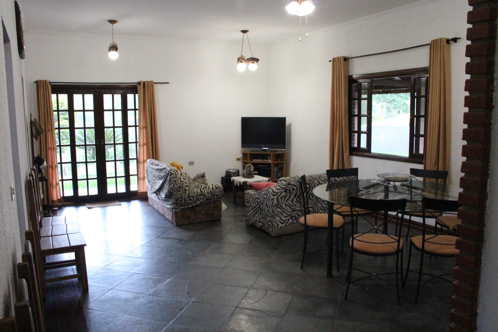 Sala ampla integrada aos demais ambientes da casa sede