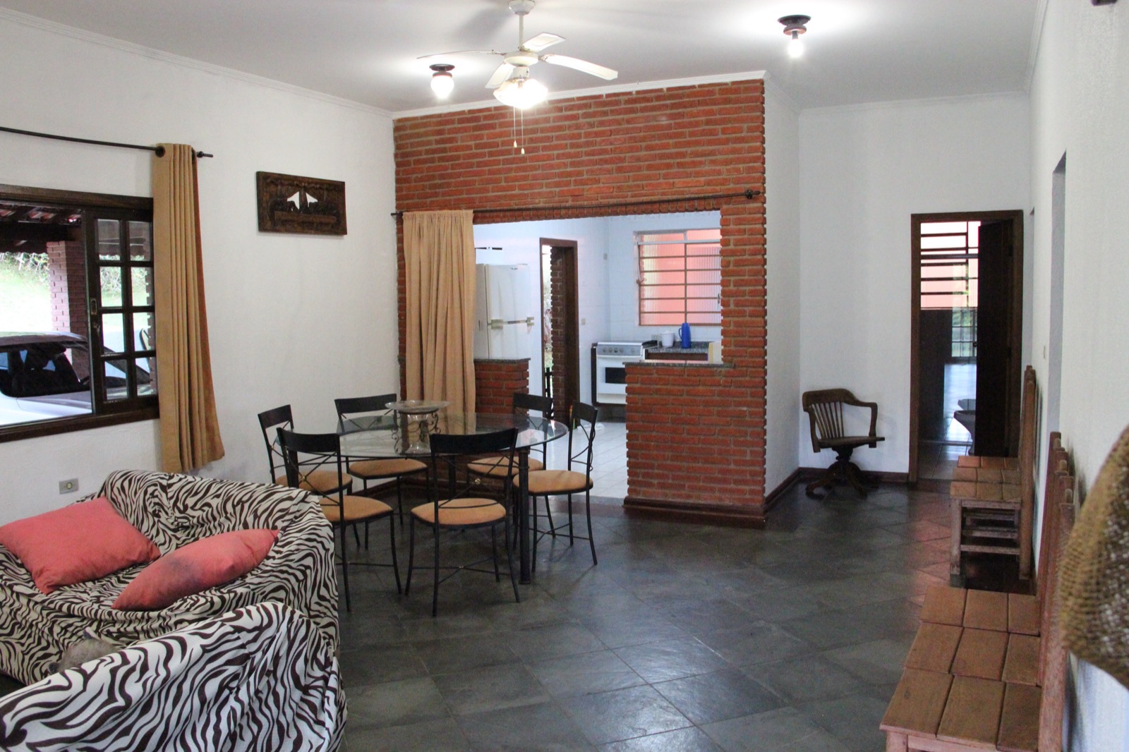 Sala integrada com a cozinha da casa sede