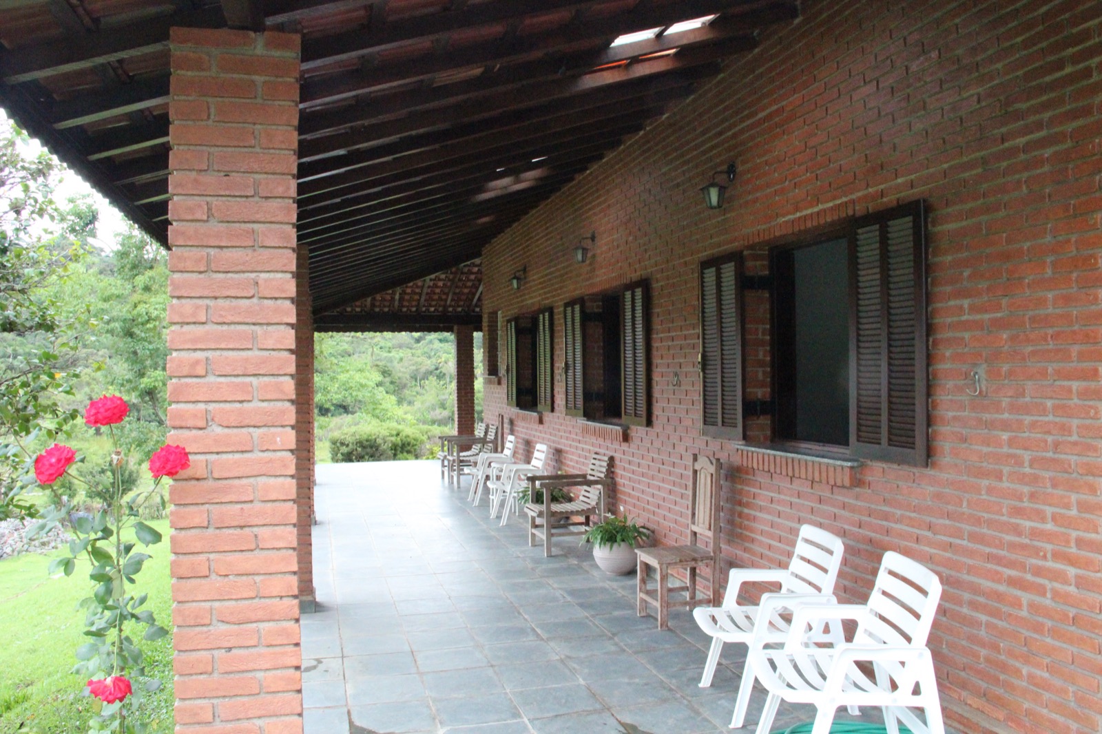 Ampla varanda da casa sede